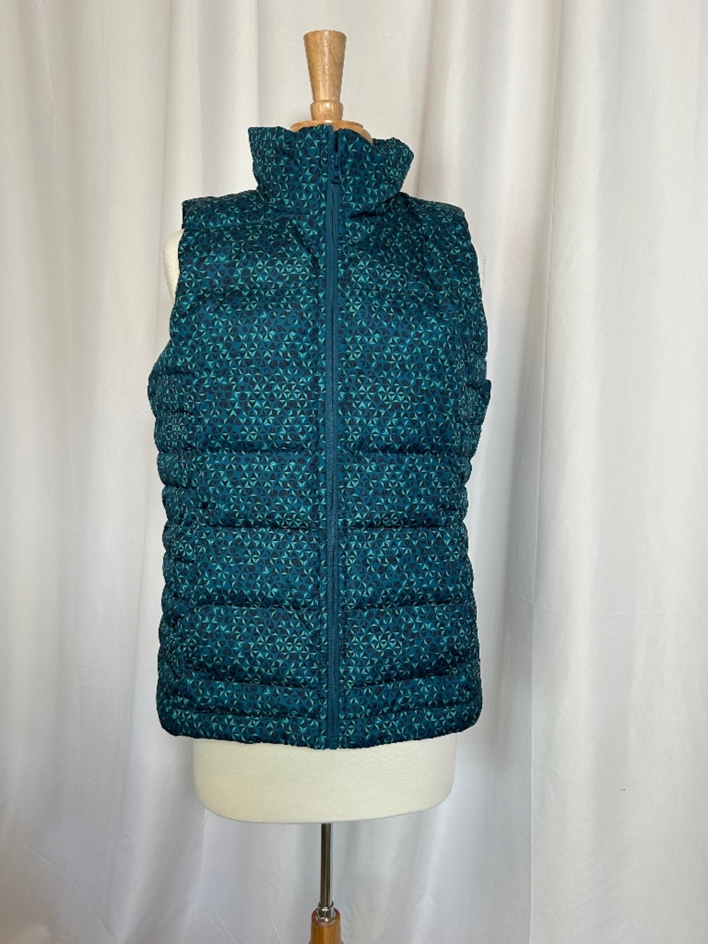 LANDS' END WOMEN'S GEOMETRIC PRINT DOWN PUFFER VEST - SIZE MEDIUM